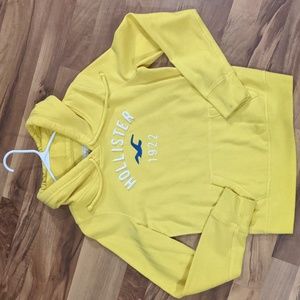 Hollister yellow sweatshirt. Size M Women's. Worn a few times.